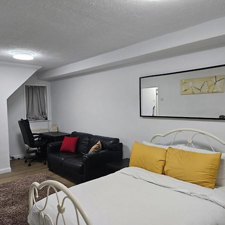 Charming 3-Bedroom Retreat With Modern Comforts South Ockendon 外观 照片