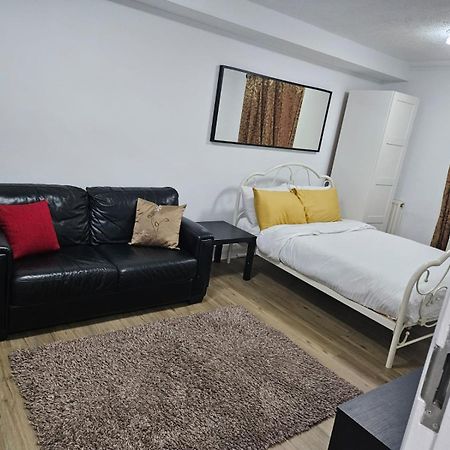 Charming 3-Bedroom Retreat With Modern Comforts South Ockendon 外观 照片