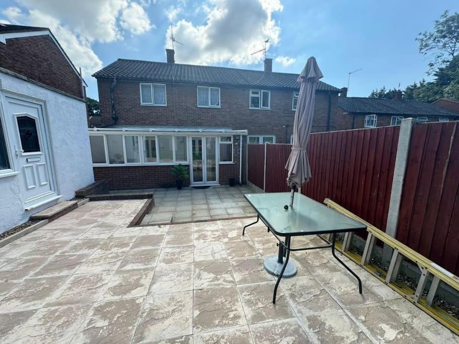 Charming 3-Bedroom Retreat With Modern Comforts South Ockendon 外观 照片