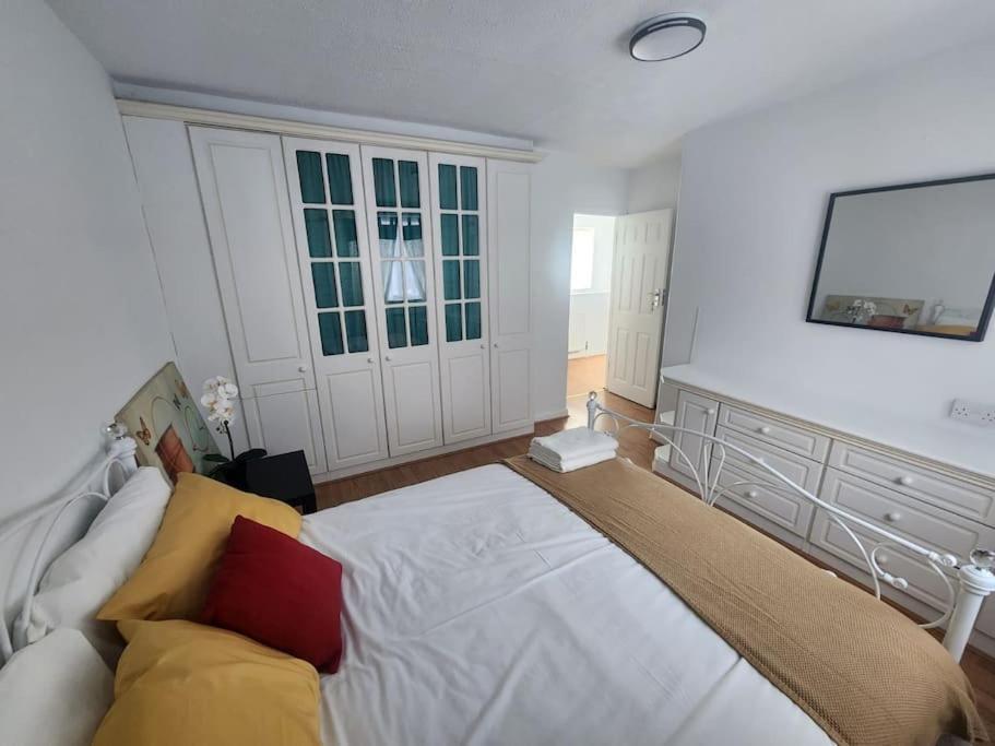 Charming 3-Bedroom Retreat With Modern Comforts South Ockendon 外观 照片