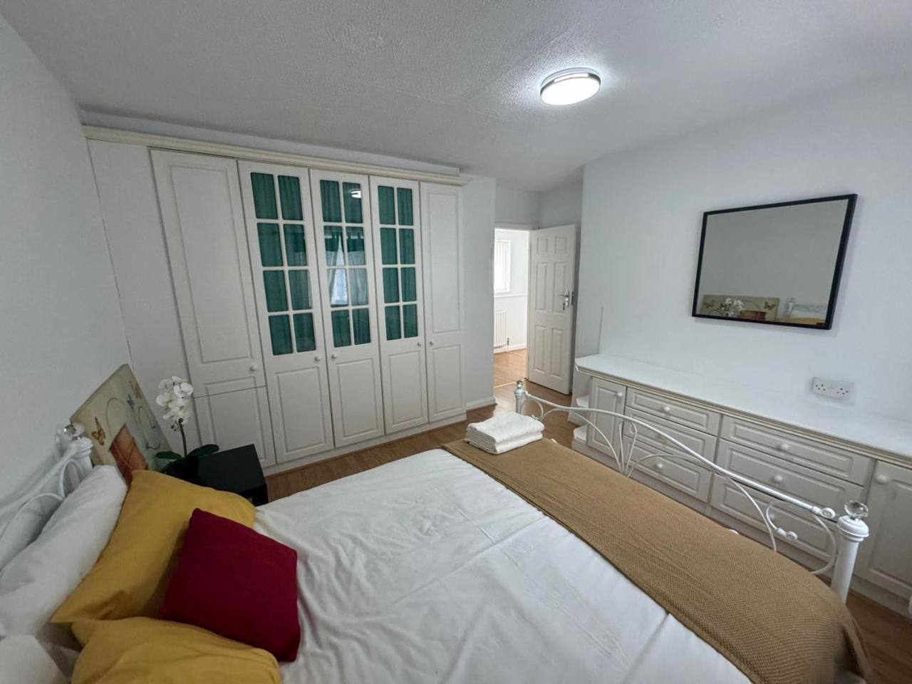 Charming 3-Bedroom Retreat With Modern Comforts South Ockendon 外观 照片