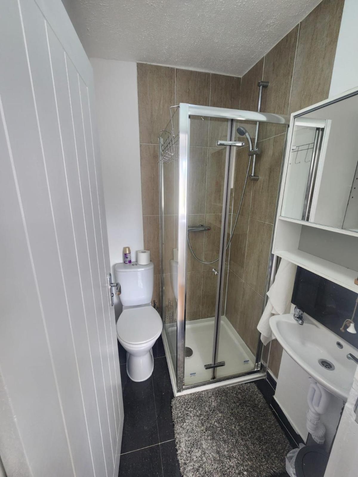 Charming 3-Bedroom Retreat With Modern Comforts South Ockendon 外观 照片