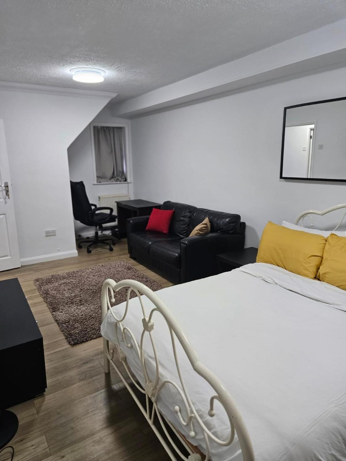 Charming 3-Bedroom Retreat With Modern Comforts South Ockendon 外观 照片