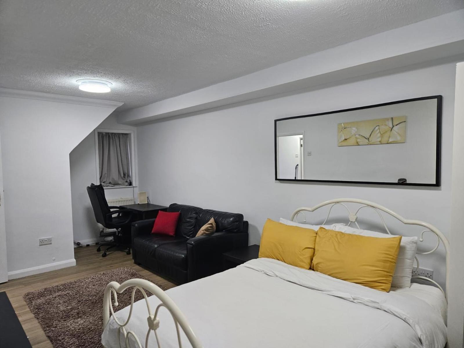 Charming 3-Bedroom Retreat With Modern Comforts South Ockendon 外观 照片