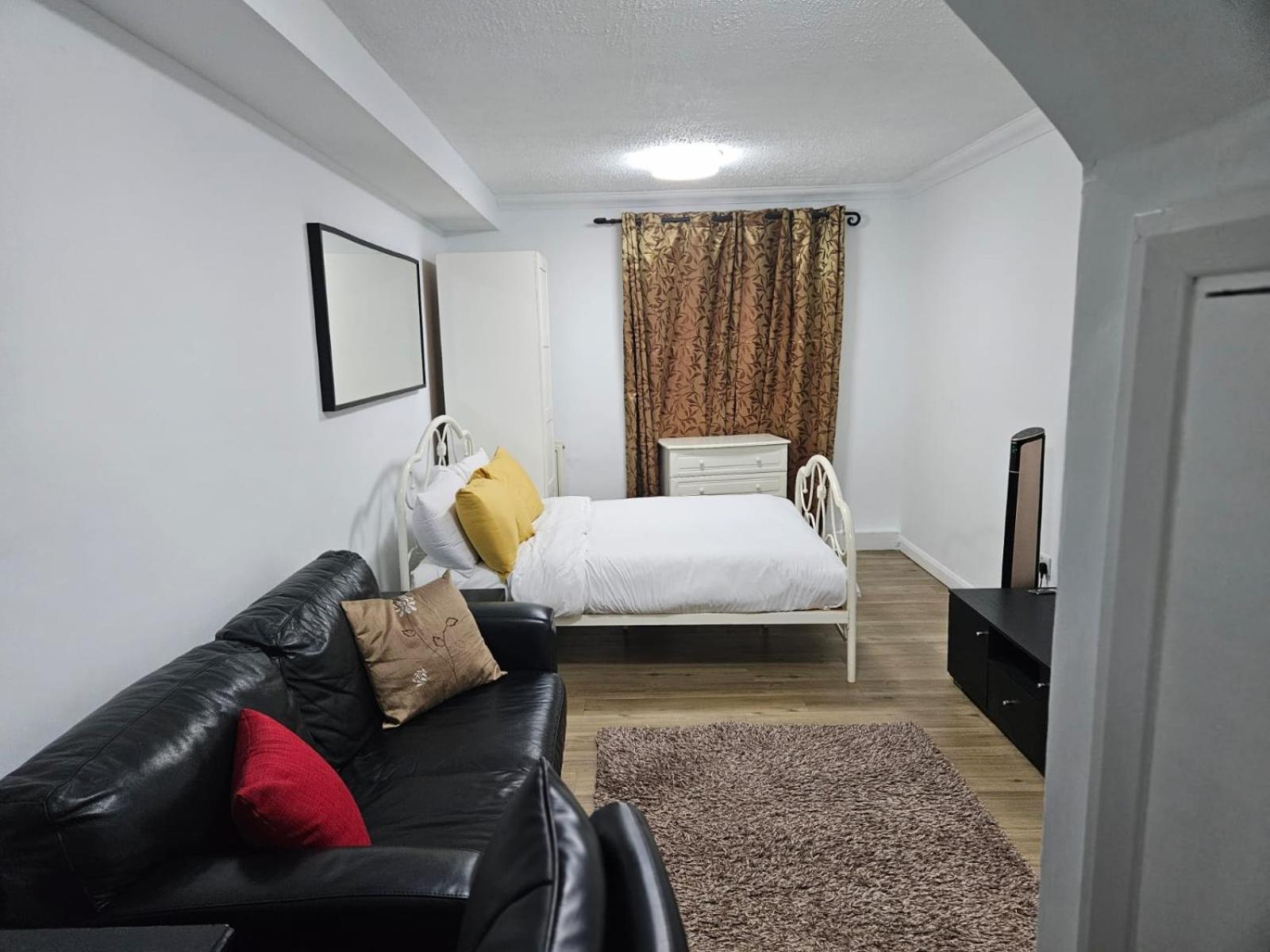 Charming 3-Bedroom Retreat With Modern Comforts South Ockendon 外观 照片