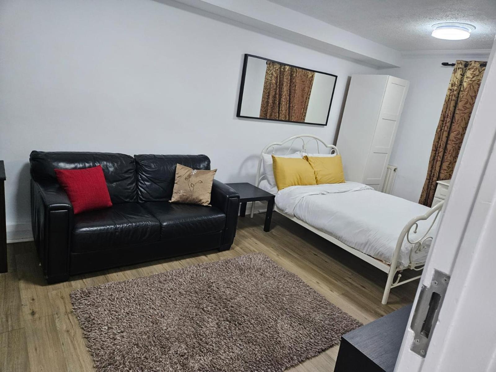Charming 3-Bedroom Retreat With Modern Comforts South Ockendon 外观 照片