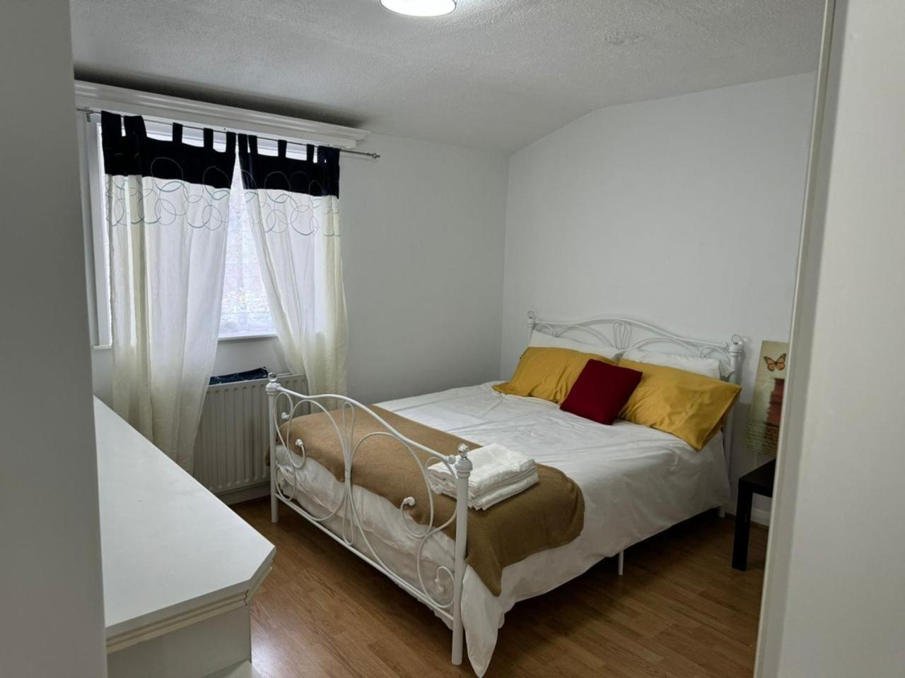 Charming 3-Bedroom Retreat With Modern Comforts South Ockendon 外观 照片
